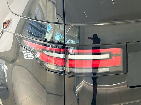Used 2020 Land Rover Discovery HSE image 24