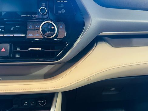 Used 2021 Toyota Highlander XLE image 9