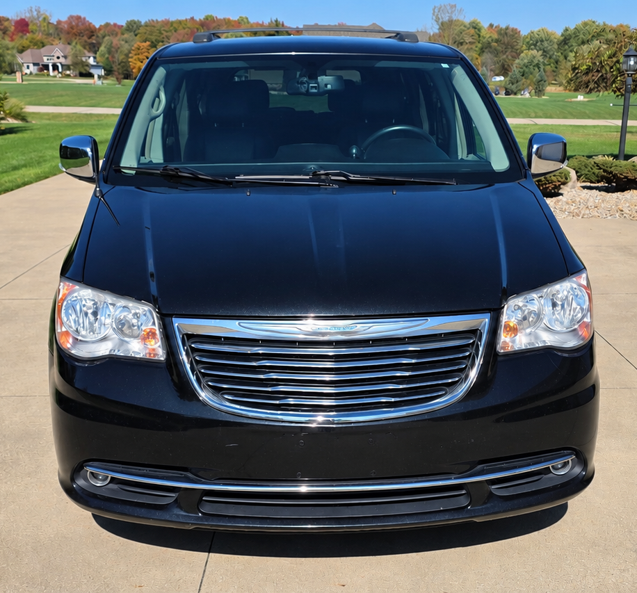 Used 2014 Chrysler Town & Country Touring-L w/ Driver Convenience Group FWD image 18