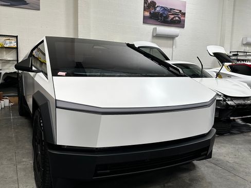 Used 2024 Tesla Cybertruck AWD Crew Cab image 2