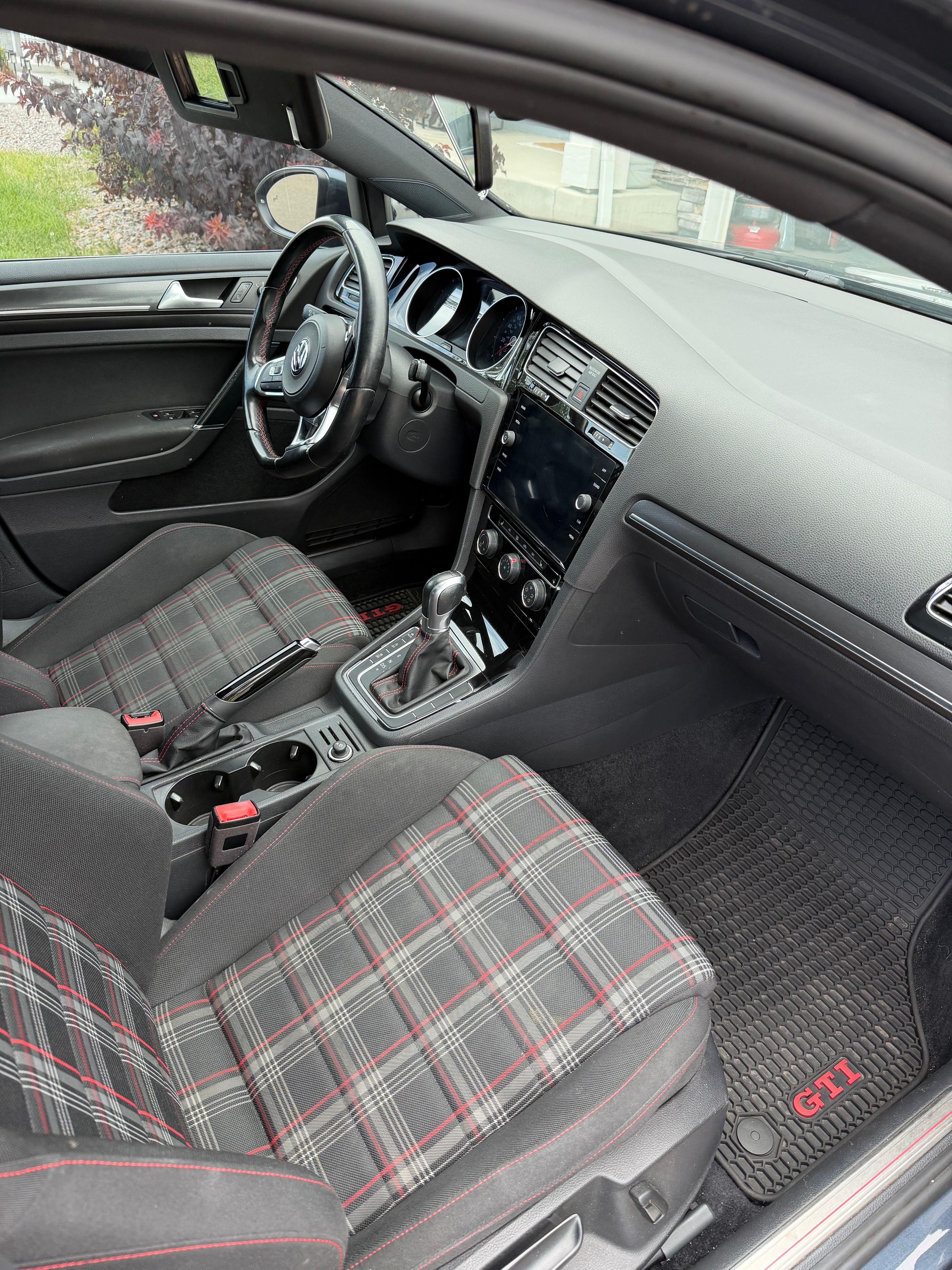 Used 2018 Volkswagen GTI SE FWD image 10