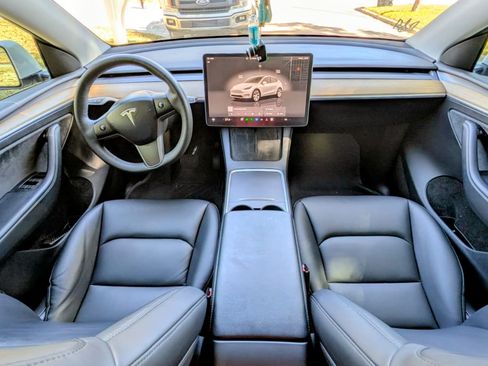 Used 2022 Tesla Model Y Long Range image 18