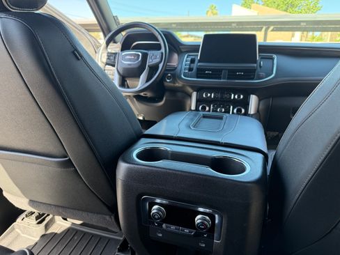 Used 2022 GMC Yukon SLT w/ SLT Luxury Package AWD/4WD image 9