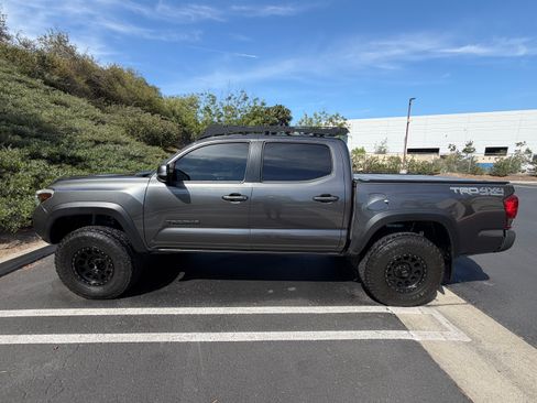 Used 2017 Toyota Tacoma TRD Off-Road w/ Tow Package (A/T) AWD/4WD image 1