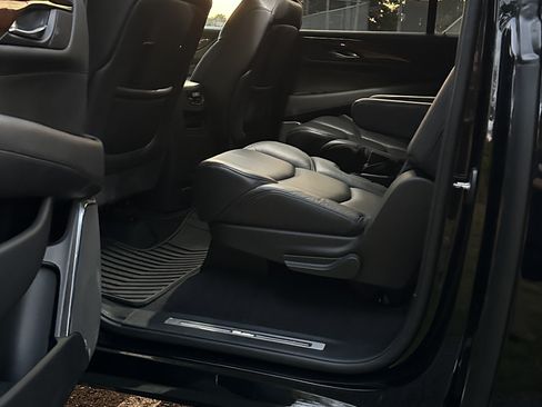 Used 2017 Cadillac Escalade ESV Premium Luxury AWD/4WD image 6