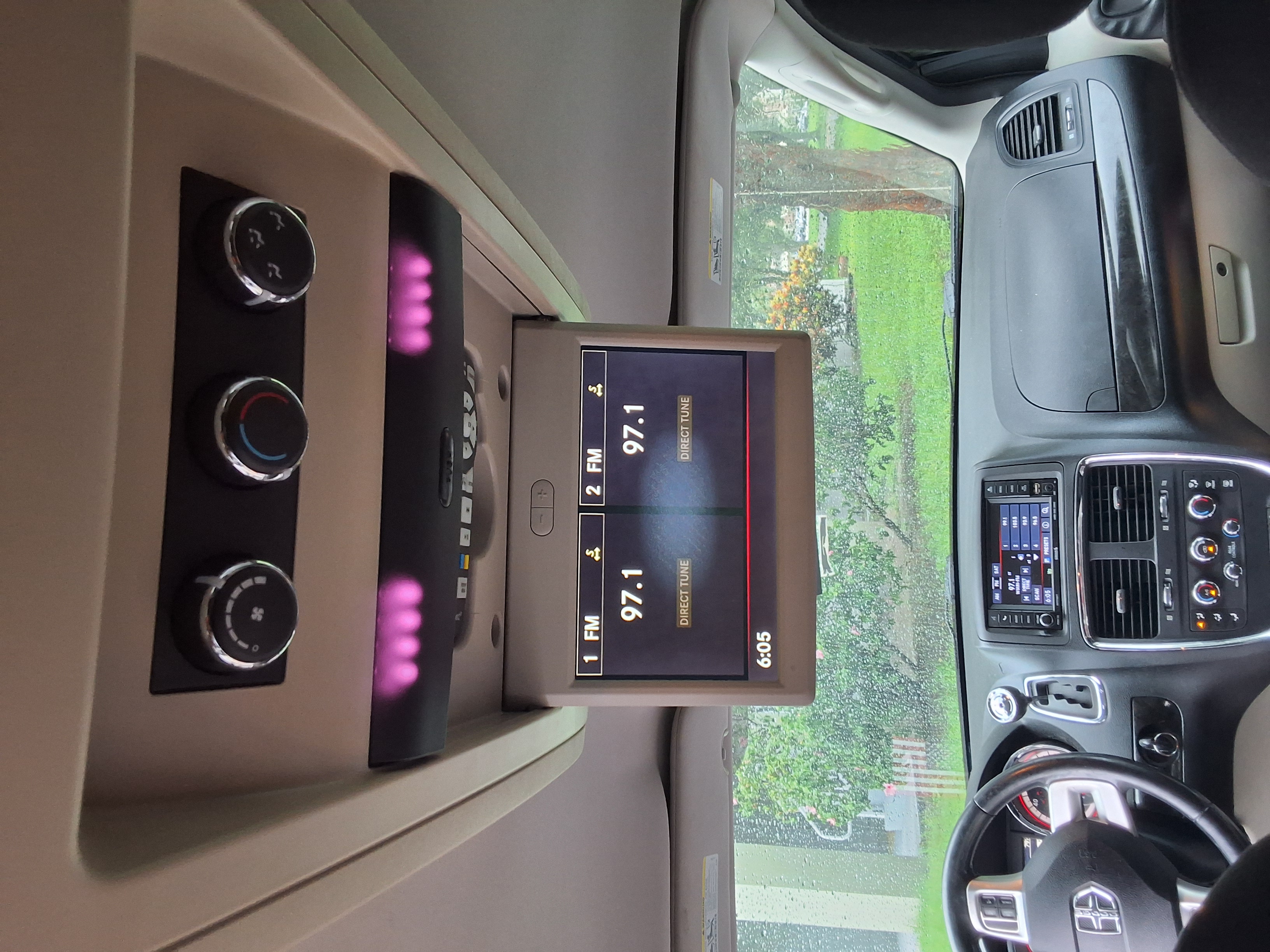 Used 2013 Dodge Grand Caravan SXT w/ Rear Park Assist Pkg FWD image 11