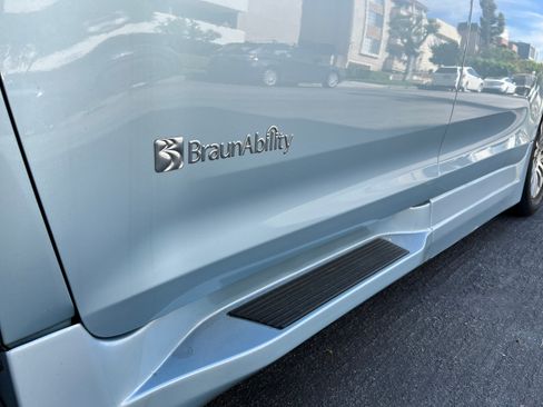 Used 2016 Toyota Sienna XLE w/ XLE Navigation Package image 4