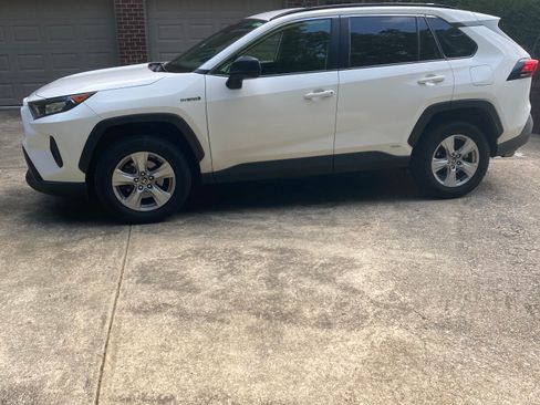 Used 2020 Toyota RAV4 LE w/ Carpet Mat Package AWD/4WD image 6
