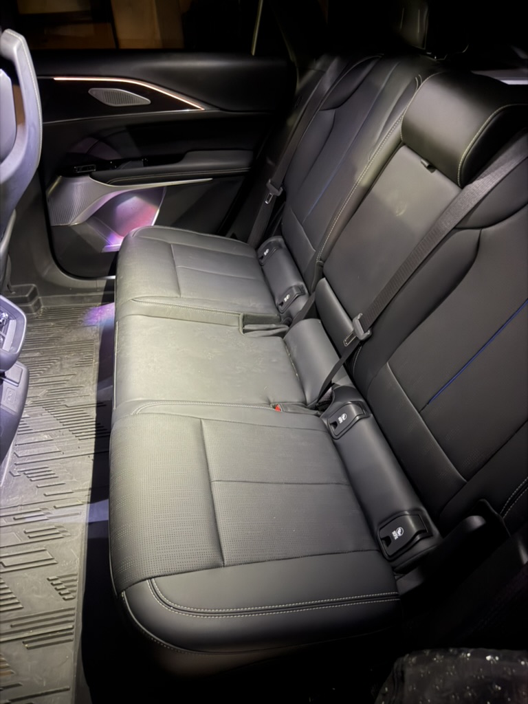 Used 2024 Cadillac Lyriq Luxury w/ LPO, Floor Liner Package AWD/4WD image 15