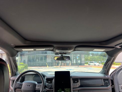 Used 2024 Ford Expedition Limited image 13