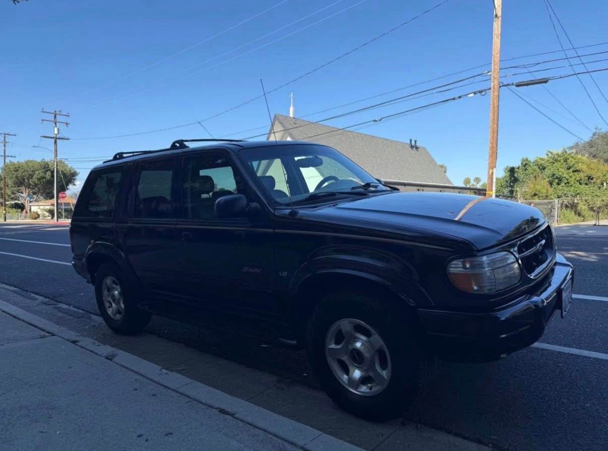 Used 2000 Ford Explorer Limited RWD image 10