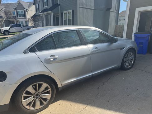 Used 2011 Ford Taurus Limited image 1