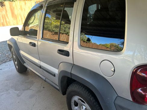 Used 2007 Jeep Liberty Sport image 11