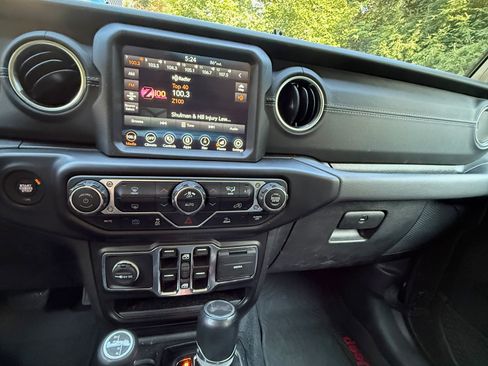 Used 2022 Jeep Wrangler Unlimited Sahara AWD/4WD image 13