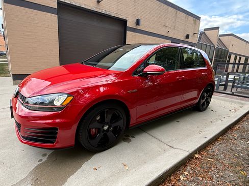 Used 2017 Volkswagen GTI SE image 2