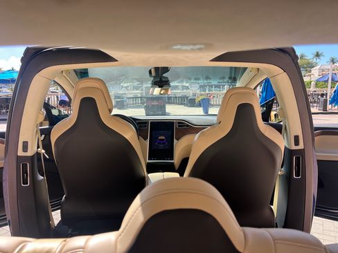 Used 2017 Tesla Model X 100D image 9