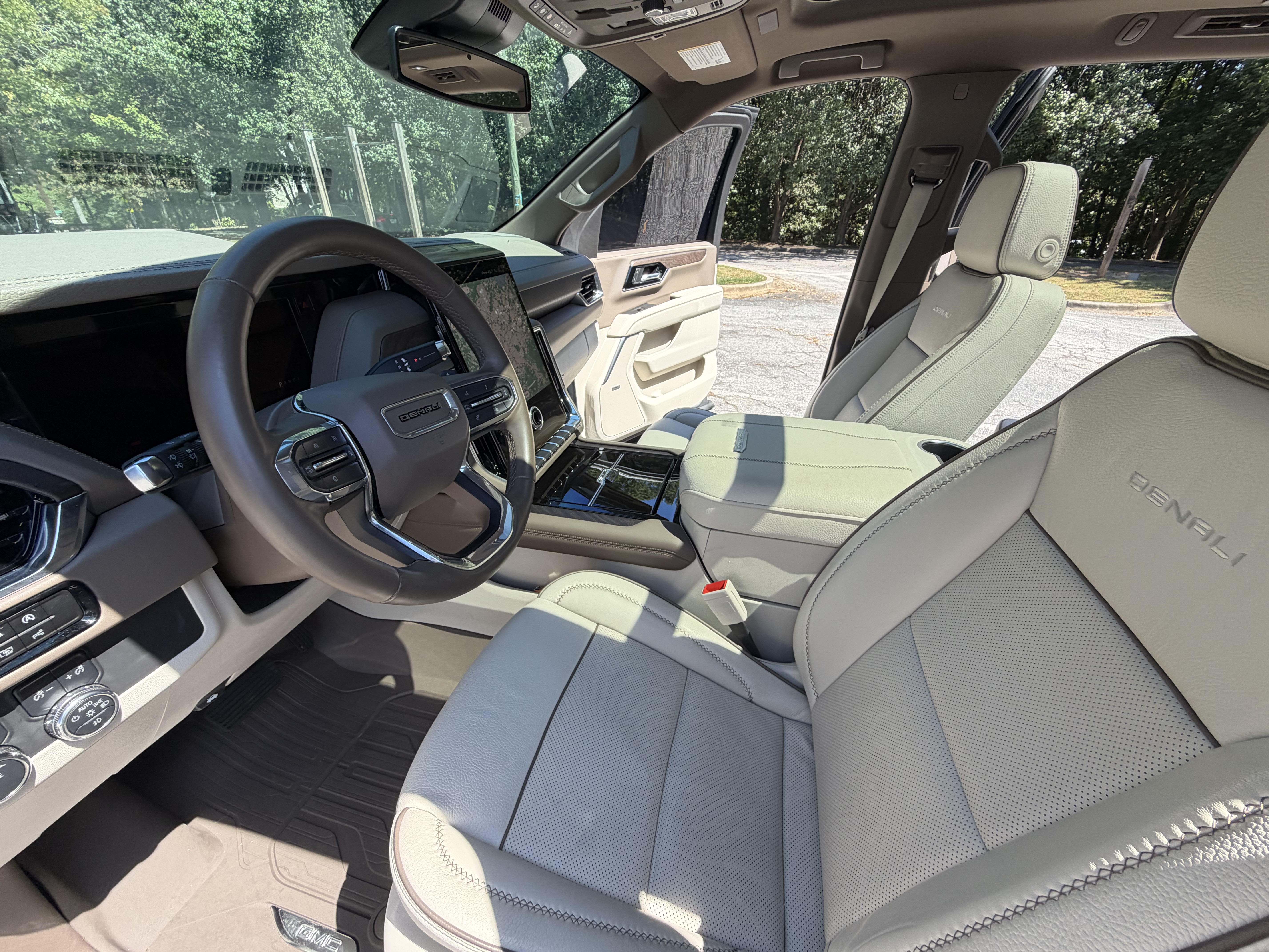 Used 2025 GMC Yukon Denali w/ Sun & Power Step Package AWD/4WD image 15