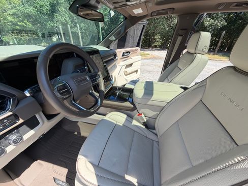 Used 2025 GMC Yukon Denali w/ Sun & Power Step Package AWD/4WD image 15