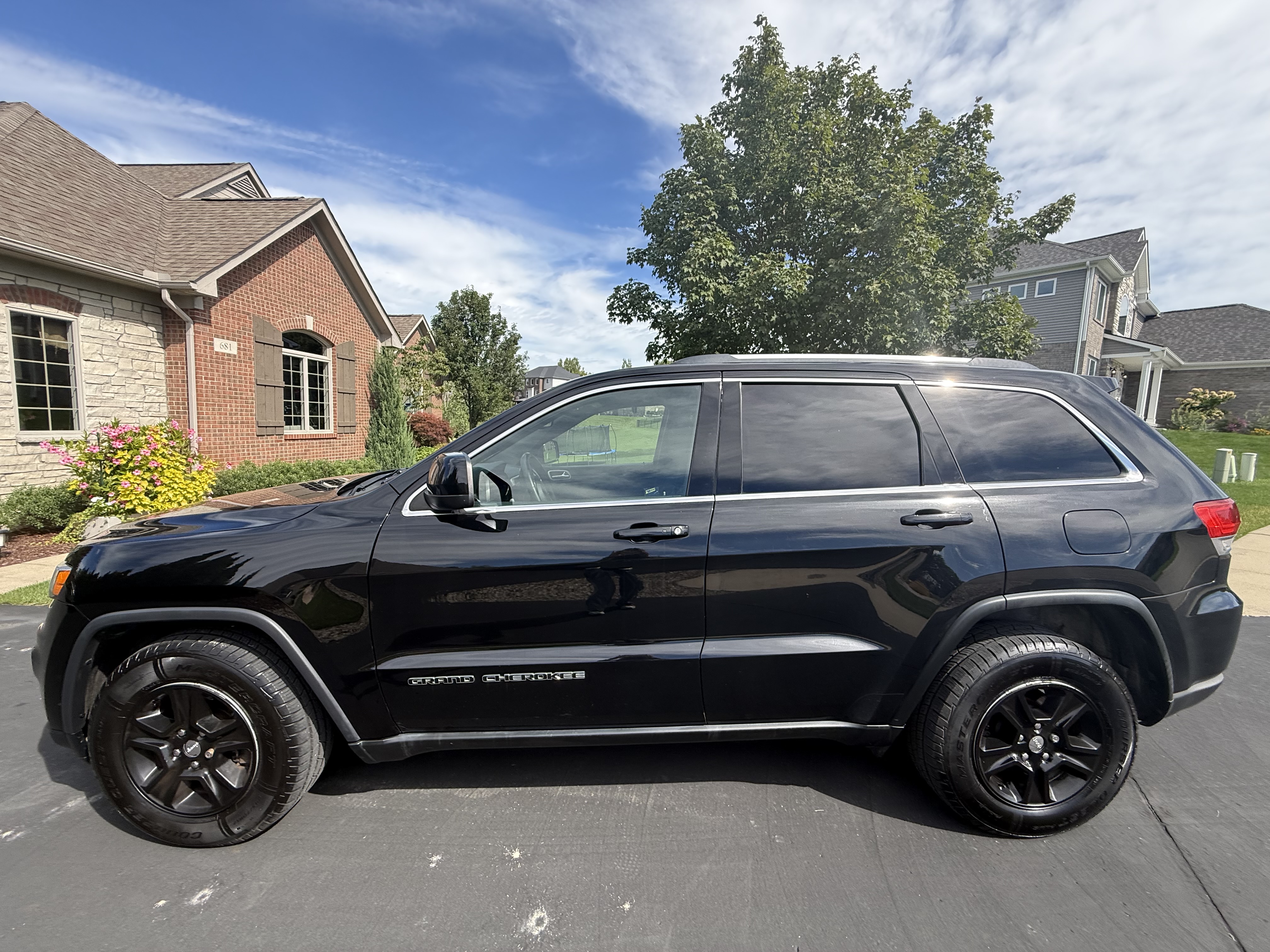 Used 2017 Jeep Grand Cherokee Laredo w/ Quick Order Package 23E AWD/4WD image 11