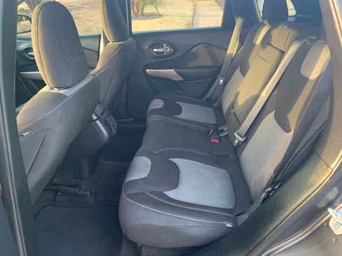 Used 2018 Jeep Cherokee Latitude w/ Altitude Package FWD image 9