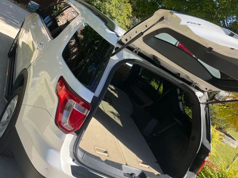 Used 2016 Ford Explorer XLT w/ Equipment Group 202A image 6