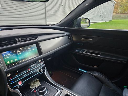 Used 2020 Jaguar XF S image 11