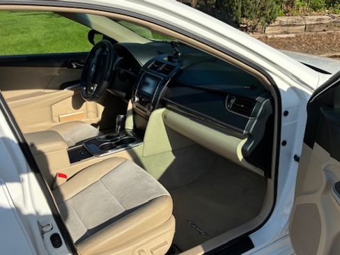 Used 2012 Toyota Camry XLE w/ Leather Pkg FWD image 11