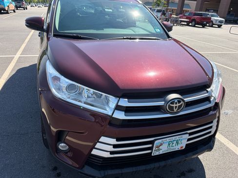 Used 2019 Toyota Highlander XLE AWD/4WD image 1