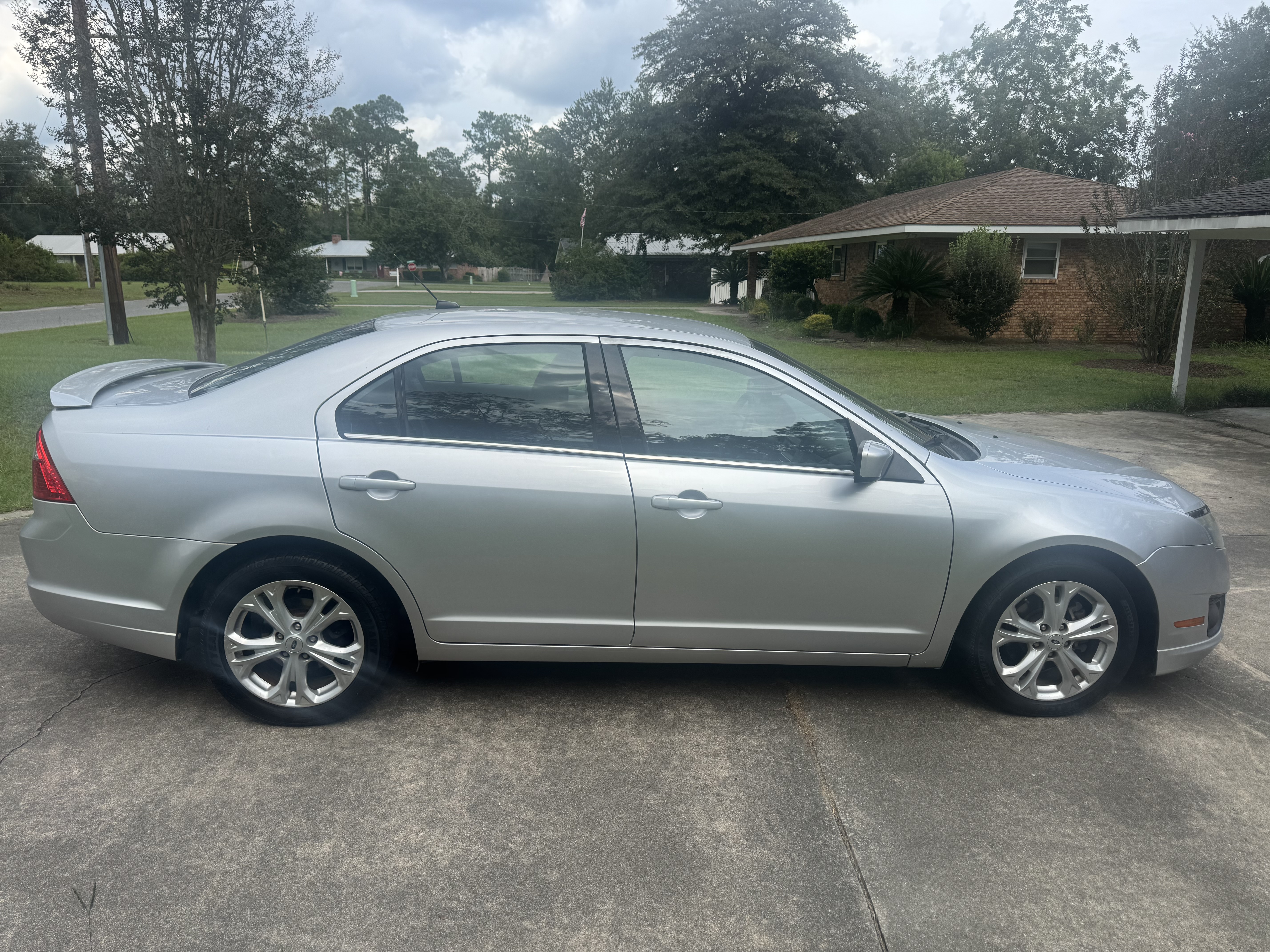Used 2012 Ford Fusion SE FWD image 2