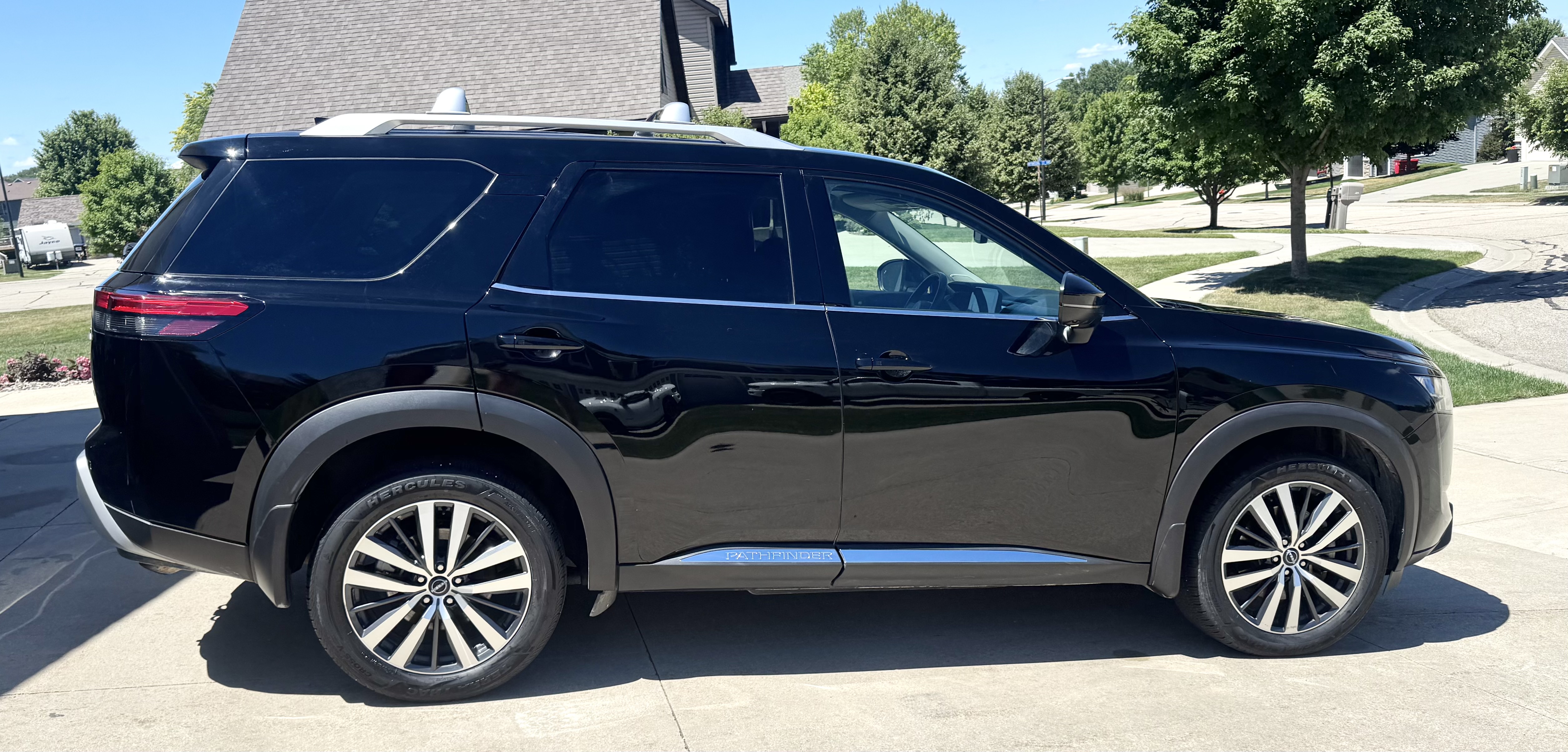 Used 2022 Nissan Pathfinder Platinum w/ Cargo Package AWD/4WD image 1