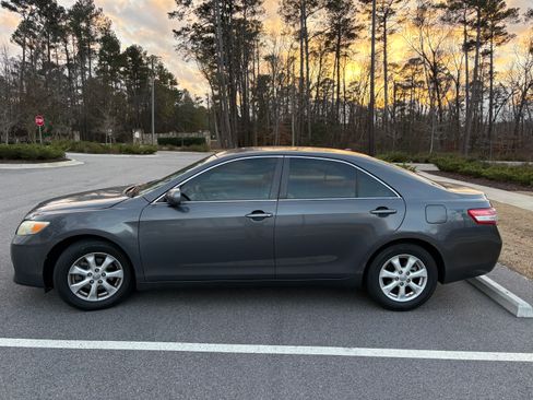 Used 2011 Toyota Camry LE w/ LE Extra-Value Pkg image 9