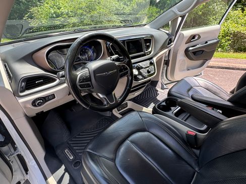 Used 2019 Chrysler Pacifica Touring-L FWD image 9