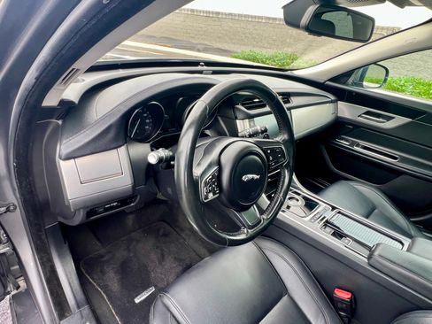 Used 2017 Jaguar XF Premium image 11