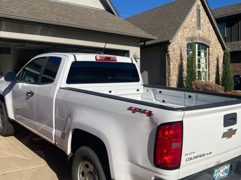 Used 2017 Chevrolet Colorado W/T w/ WT Convenience Package image 2
