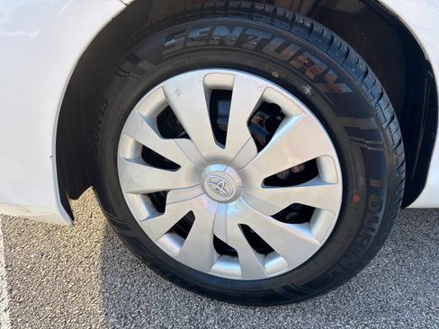 Used 2017 Toyota Yaris L image 27