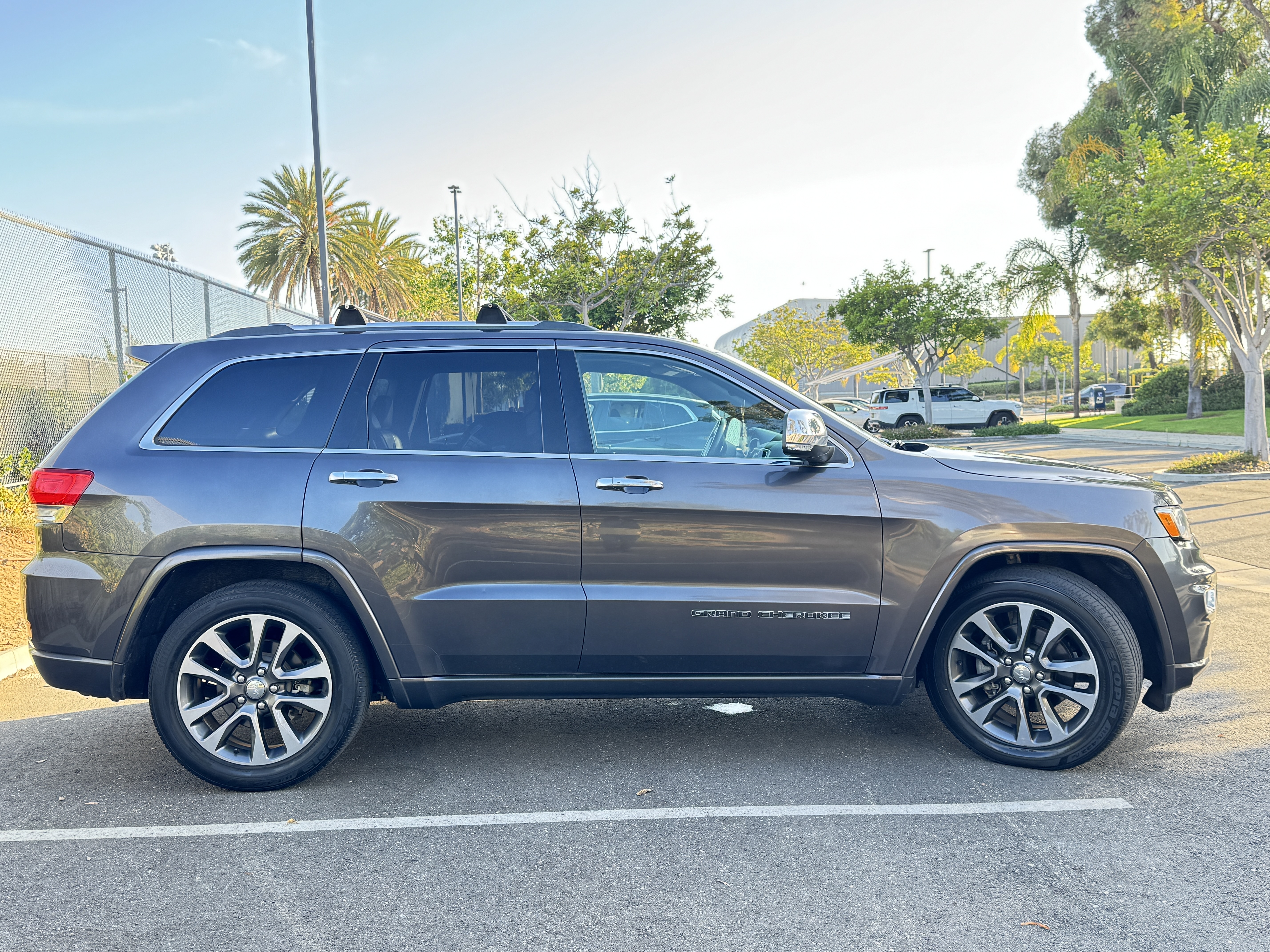 Used 2017 Jeep Grand Cherokee Overland AWD/4WD image 4