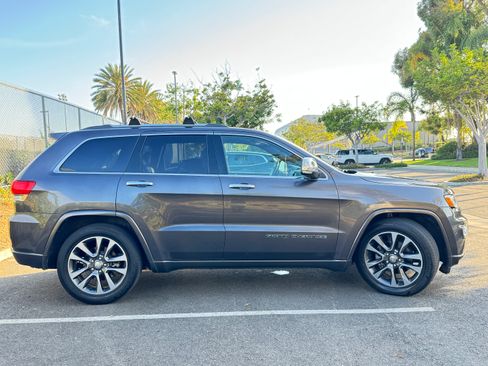 Used 2017 Jeep Grand Cherokee Overland AWD/4WD image 4
