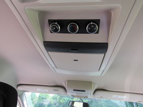 Used 2016 Chrysler Town & Country Touring FWD image 10