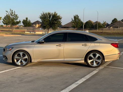 Used 2018 Honda Accord Touring image 2