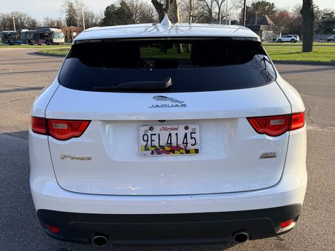 Used 2019 Jaguar F-PACE Prestige image 2