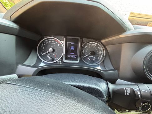 Used 2020 Toyota Tacoma TRD Sport w/ Technology Package AWD/4WD image 5