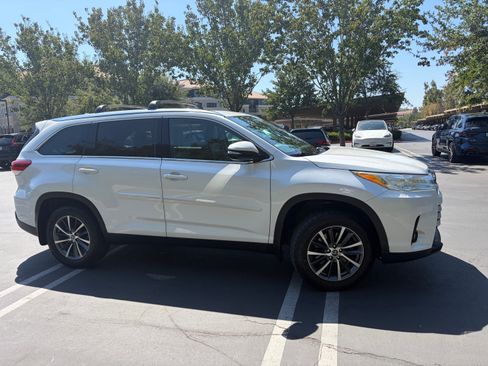 Used 2019 Toyota Highlander XLE AWD/4WD image 6