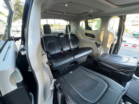 Used 2018 Chrysler Pacifica Limited w/ Tire & Wheel Group image 9