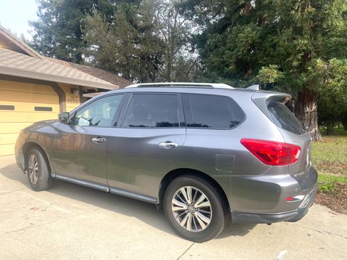 Used 2019 Nissan Pathfinder SV AWD/4WD image 1