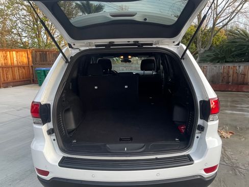 Used 2021 Jeep Grand Cherokee Laredo image 16