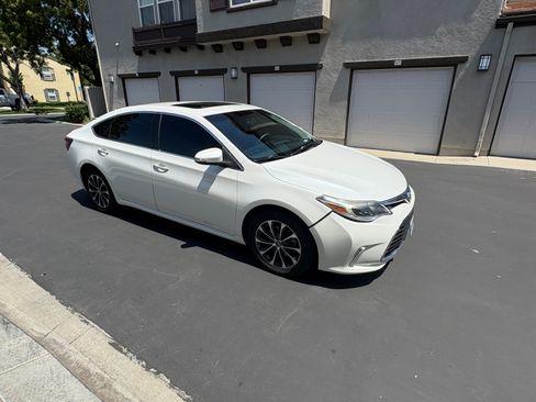 Used 2016 Toyota Avalon XLE Premium image 2