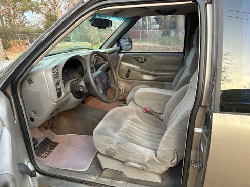 Used 2001 Chevrolet S10 Pickup LS w/ Preferred Equipment Group image 18