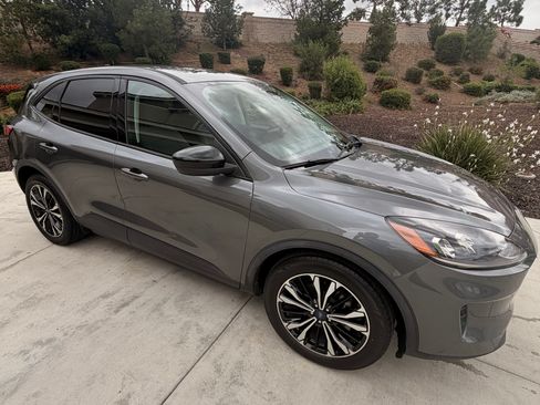 Used 2022 Ford Escape SE w/ SE Sport Appearance Package image 2