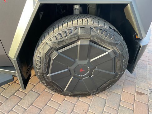 Used 2024 Tesla Cybertruck AWD Crew Cab image 16