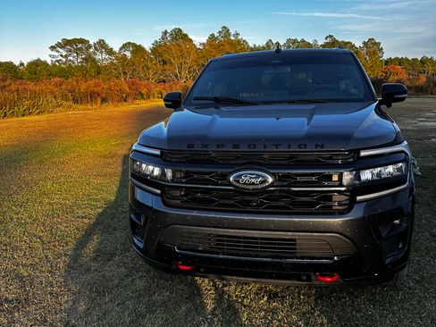 Used 2023 Ford Expedition Limited image 5